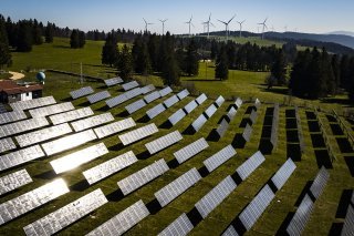 Romande Energie projette de mettre en service un nouveau parc photovoltaïque au sol. (archive) KEYSTONE/VALENTIN FLAURAUD